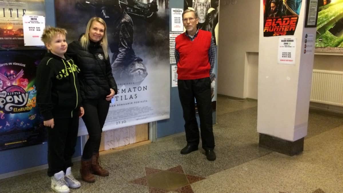 Bio Vuoksen yrittäjä Sanna Ilonen poikansa kanssa ja elokuvakerho Pennittömien sihteeri Kari Salmela.