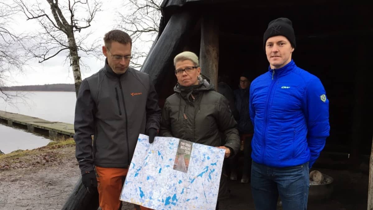 Ihmisiä nuotiopaikalla.
