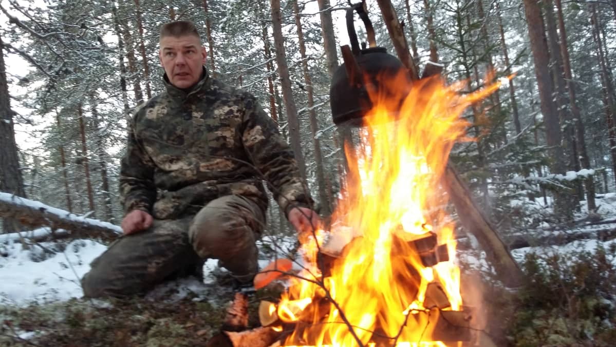 Tapani Vähäkuopus ja nuotio Lemmenkallion porotila