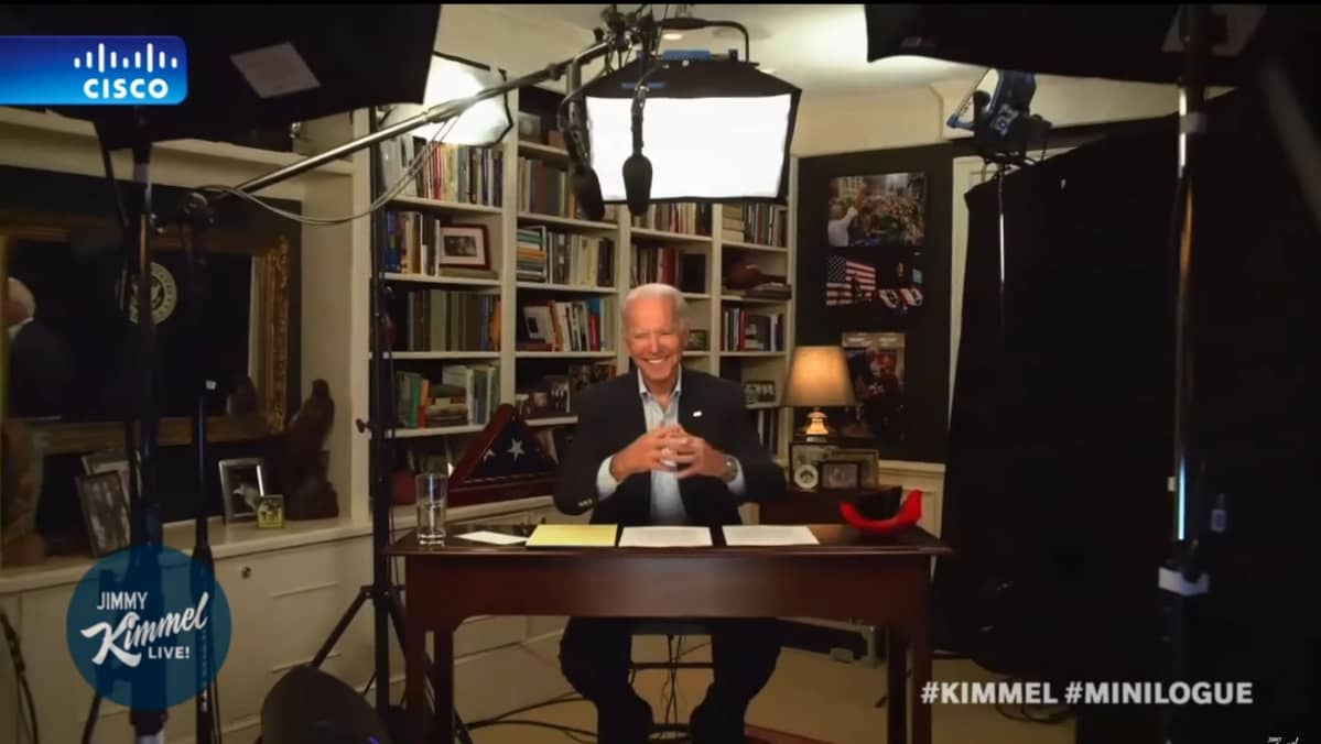 Joe Biden videostudiossaan valojen keskellä