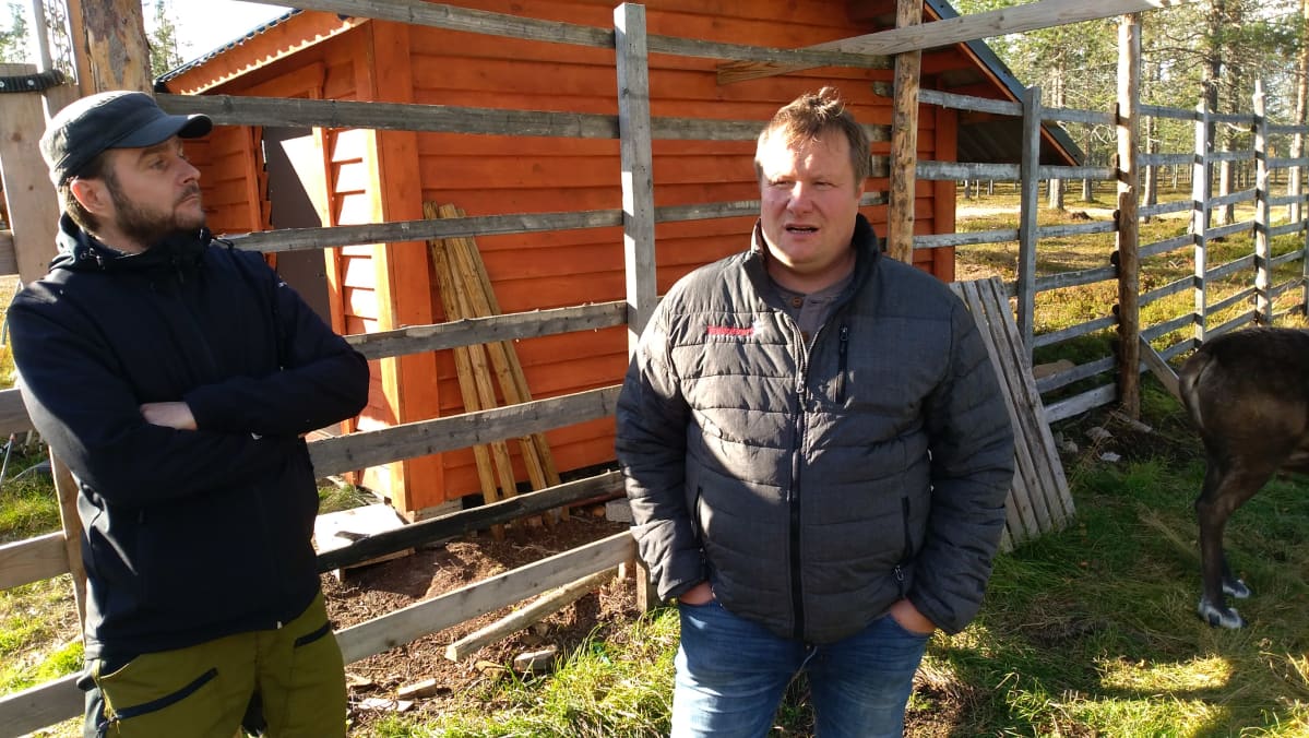 Safariopas Sami Kiviniemi ja ohjelmapalveluyrittäjä Uule-Niiles Sara