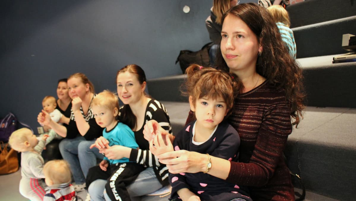 Maria ja Yulia Mozhaeva käyvät sanataidekerhossa kielikylvyn vuoksi.