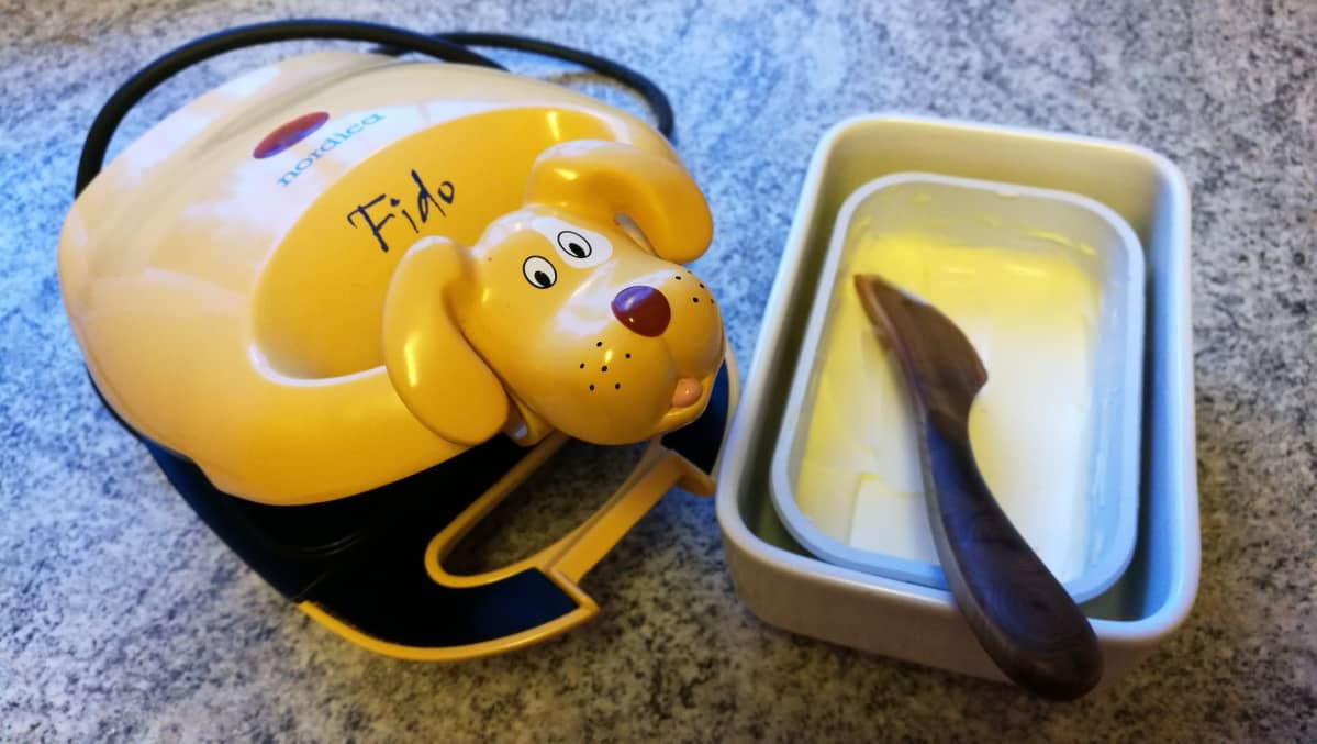 Keltainen lelukoiran näköinen voileipägrilli
