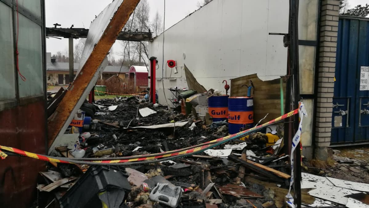 Uuraisten huoltoasemarakennuksen korjaamohalli tuhoutui tulipalossa marraskuussa 2016.