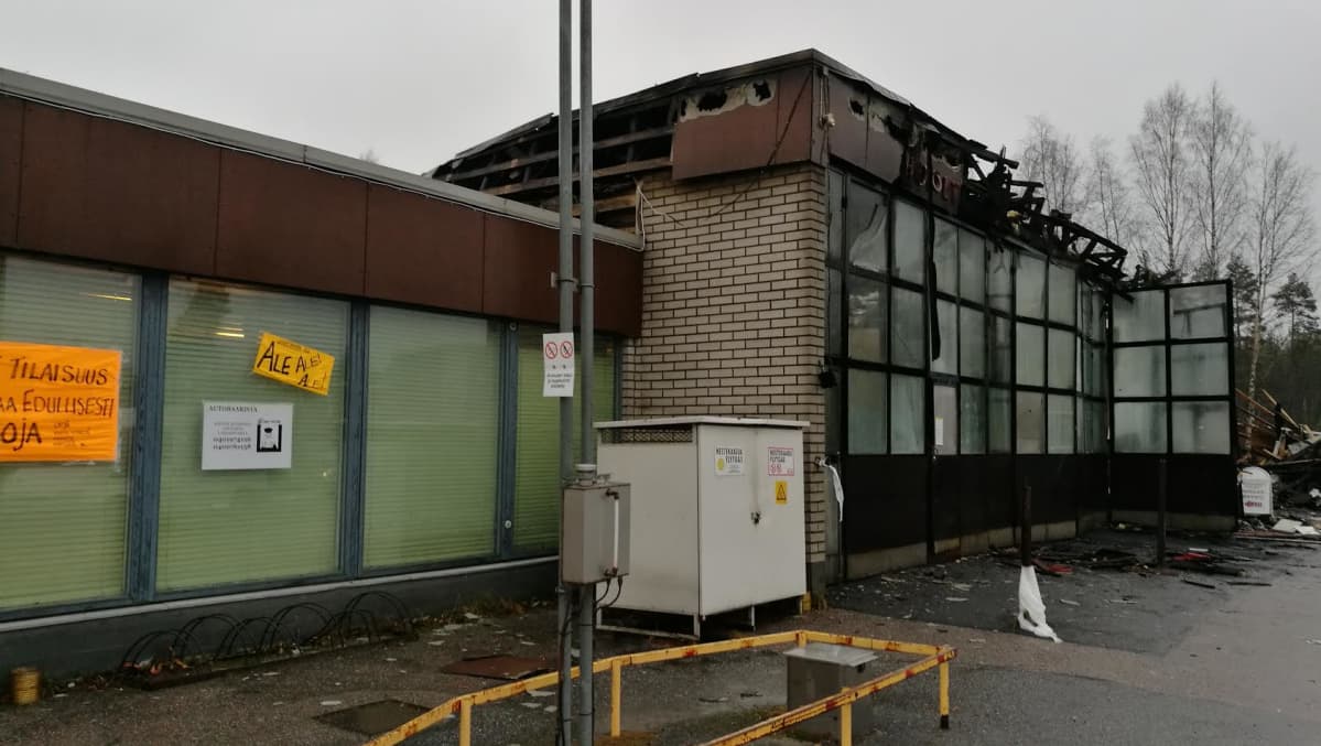 Uuraisten huoltoasemarakennuksen korjaamohalli tuhoutui tulipalossa marraskuussa 2016.