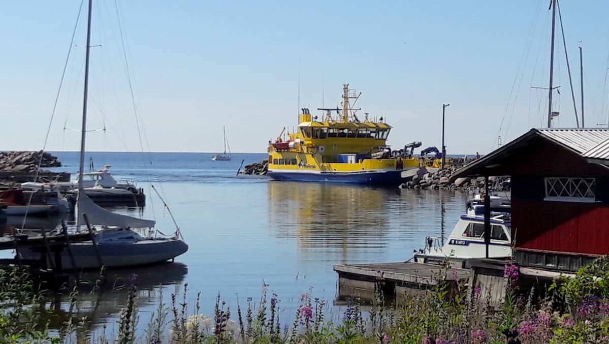Yhteysalus Otava on saapumassa Pyhtään Kaunissaareen 26.7.2017.