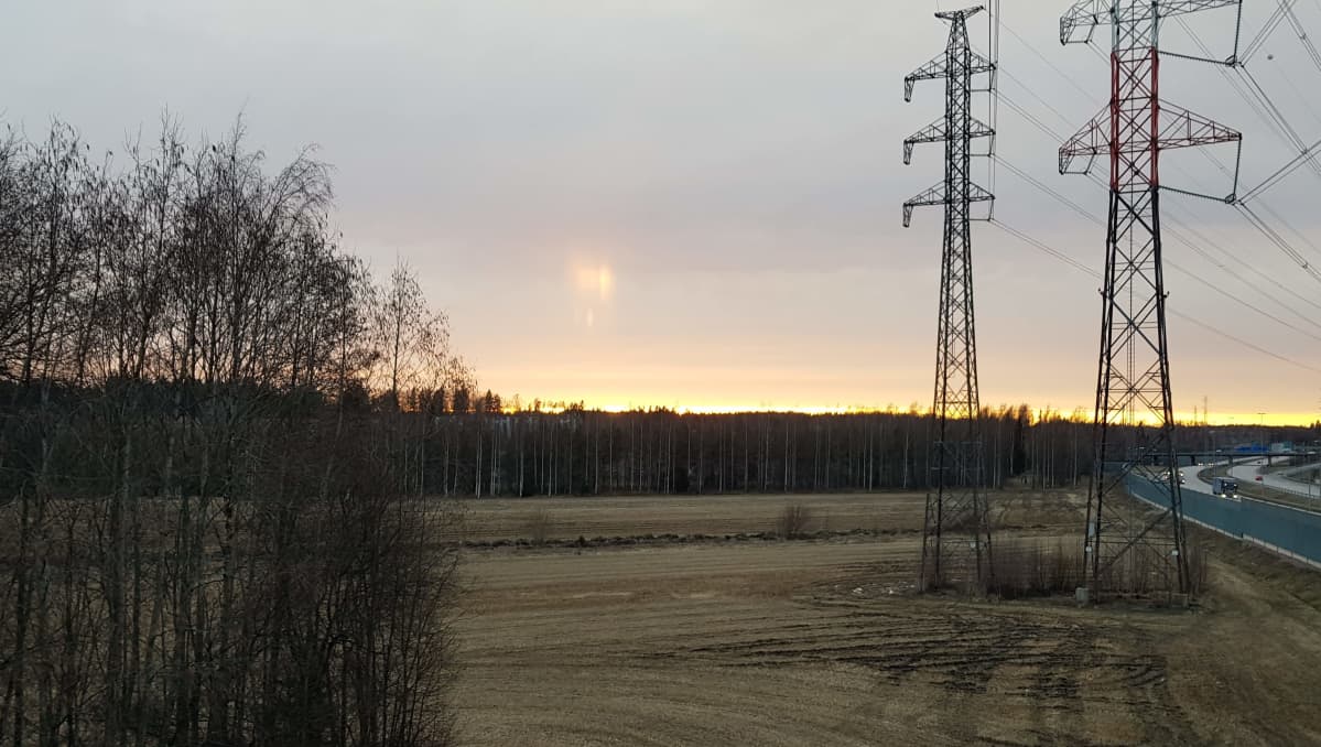 Heijastus-ala-aurinko Vantaan Ojangossa.