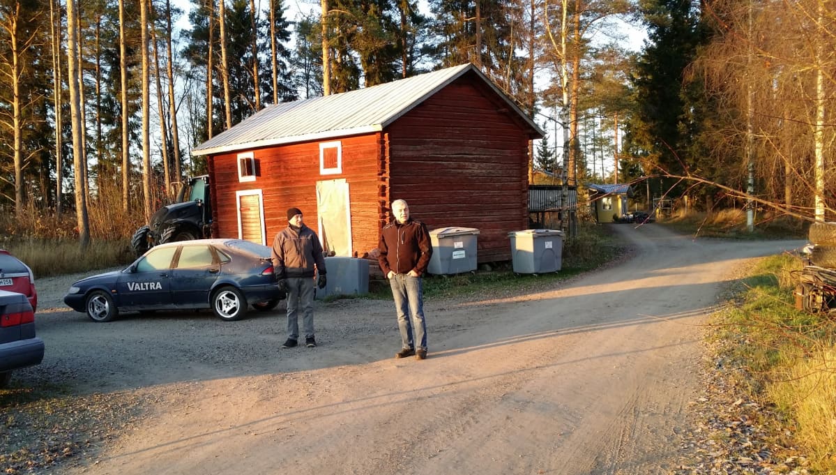 Parpalan veljekset, Saab-autoja ja aitta