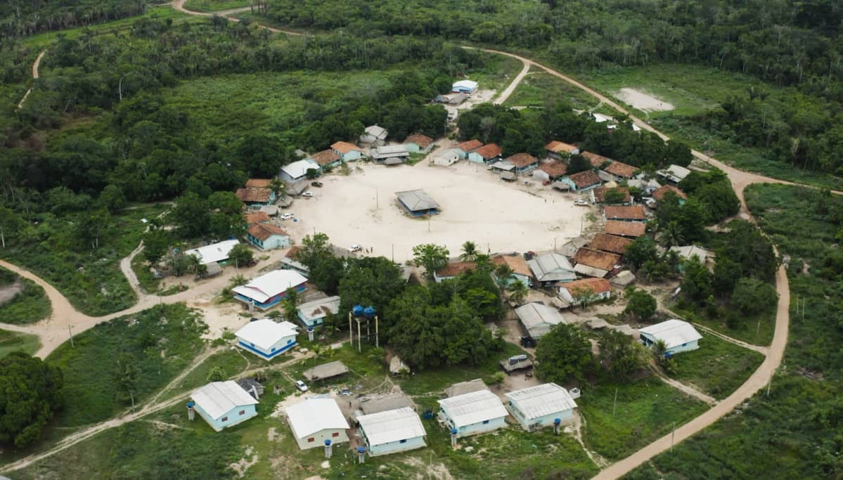 Vista aérea de uma aldeia indígena