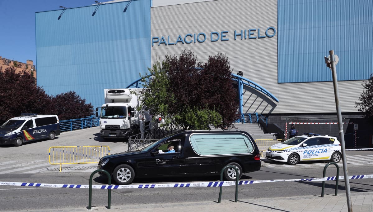 Ruumisauto saapumassa Madridin luisteluhallille