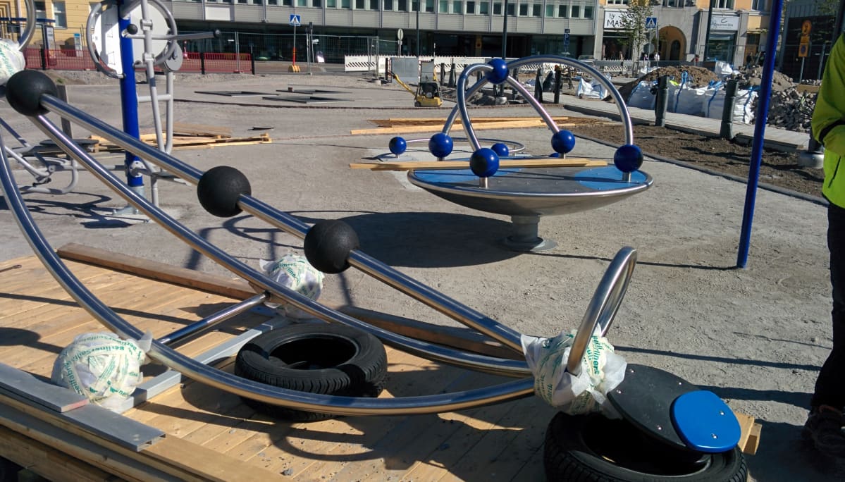 Lapset saavat puistoon leikkialueen
