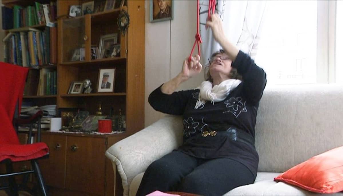 Nainen jumppaa kotona.