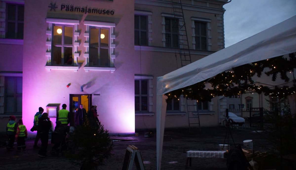Valaistu Päämajamuseon julkisivu Museoiden yönä.