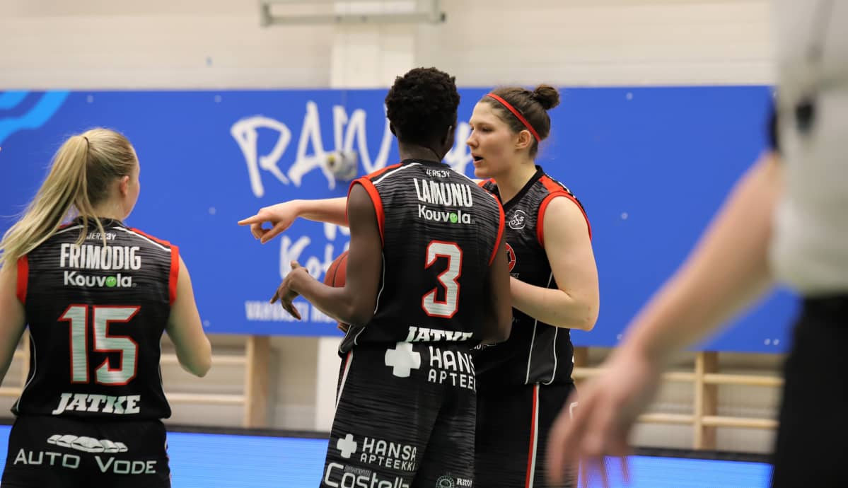Camille Zimmerman puhuu Claire Lamunun kanssa kentällä