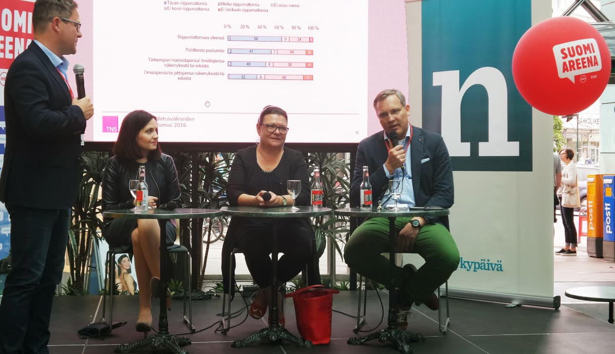 Sanni Grahn-Laasonen, Maria Tolppanen ja Mikael Pentikäinen SuomiAreenan paneelikeskustelussa Porissa.