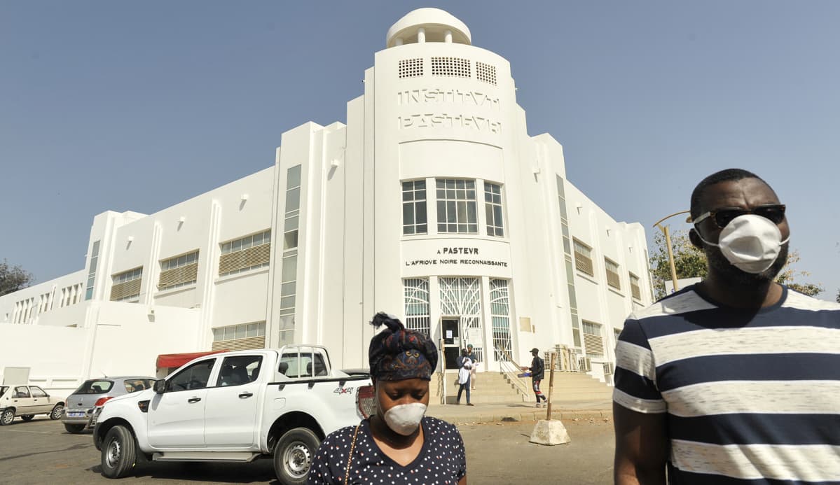 Ihmisiä kaduilla hengityssuojaimet kasvoillaan Dakarissa, Senegalissa 23. maaliskuuta.