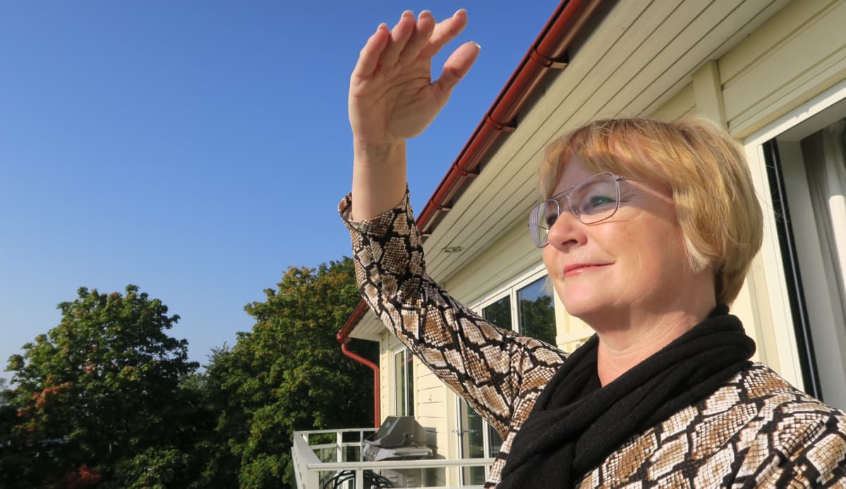 Nana Hyry tähyilee Hangon Itäsataman makasiinirakennusten yli merelle.