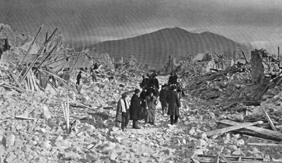 Maanjäristyksessä tuhoutunut Via Roma Avezzanossa, Italiassa, vuonna 1915.