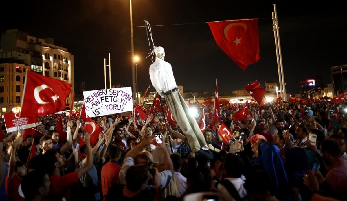 Mielenosoitus Taksim-aukiolla