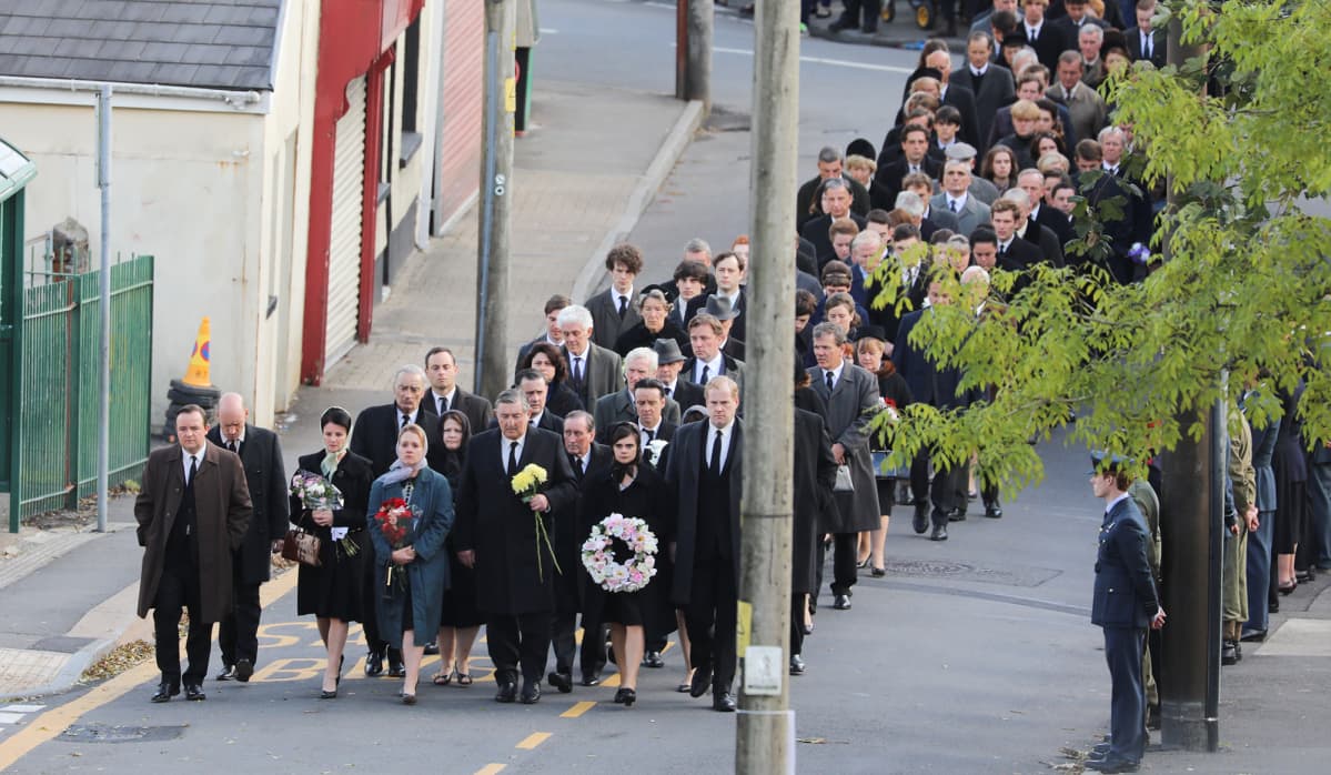 Hautajaiskulkue The Crown -sarjan kuvauksissa.
