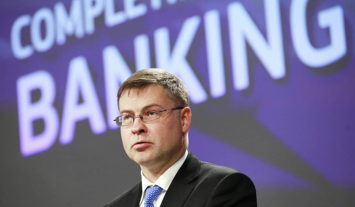 Valdis Dombrovskis puhuu tiedotustilaisuudessa.