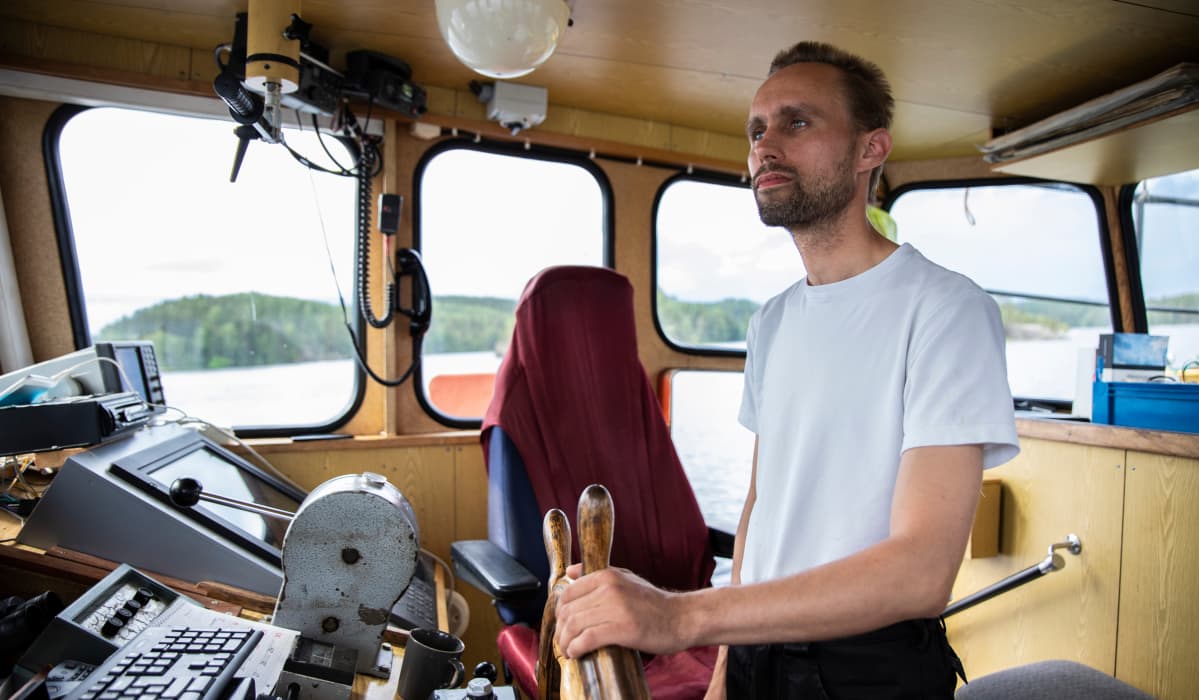 Hinaaja Tarmon perämies Petri Nurmi ohjaamassa alusta.