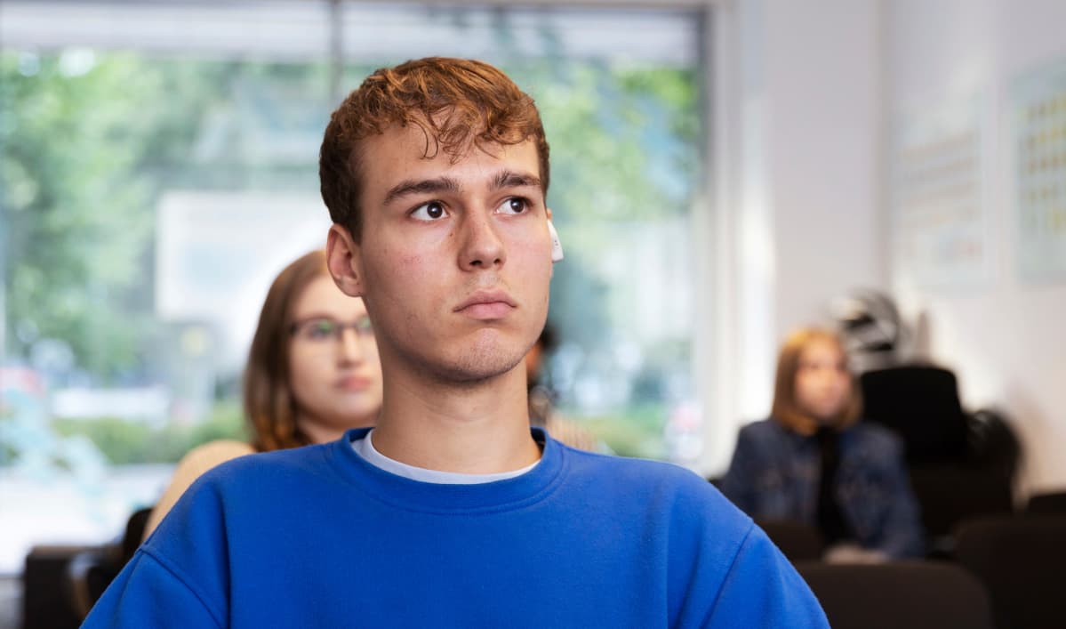 Autokoulun oppilas Alexander Rodriguez kuuntelee opetusta