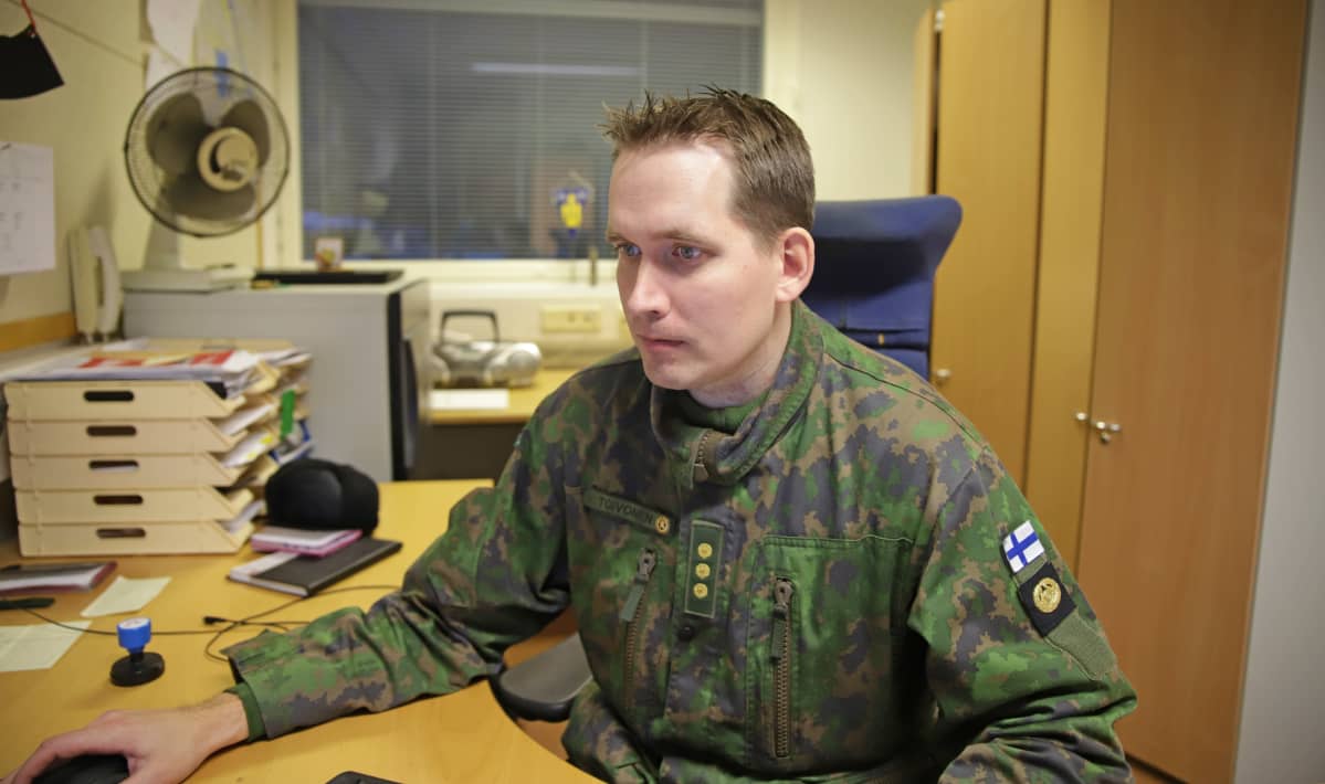 Panssari-ilmatorjuntapatterin päällikkö Jukka Toivonen istuu työhuoneessaan Parolannummella.