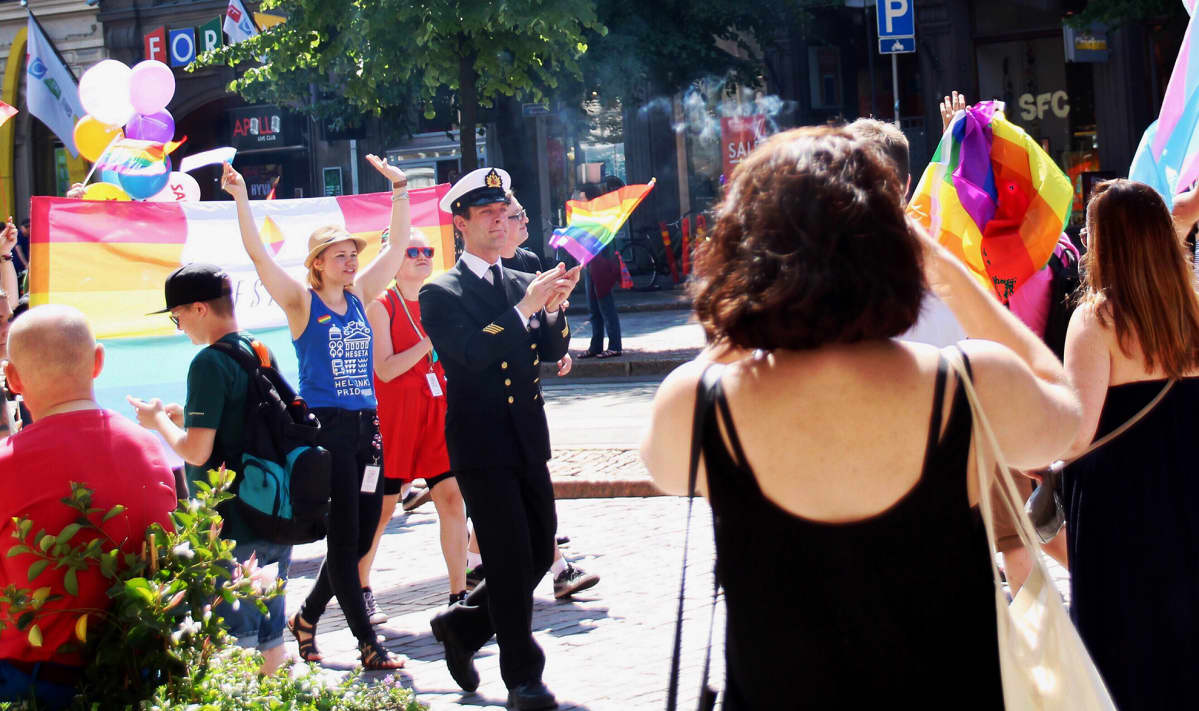 Ylikersantti Juho Pylvänäinen Pride-kulkueessa Helsingissä.