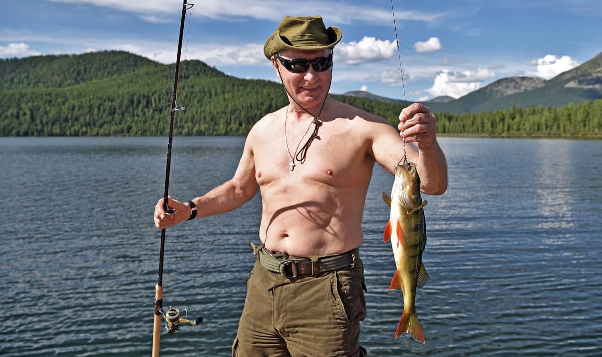 Putin onkivapa ja kala kädessä.