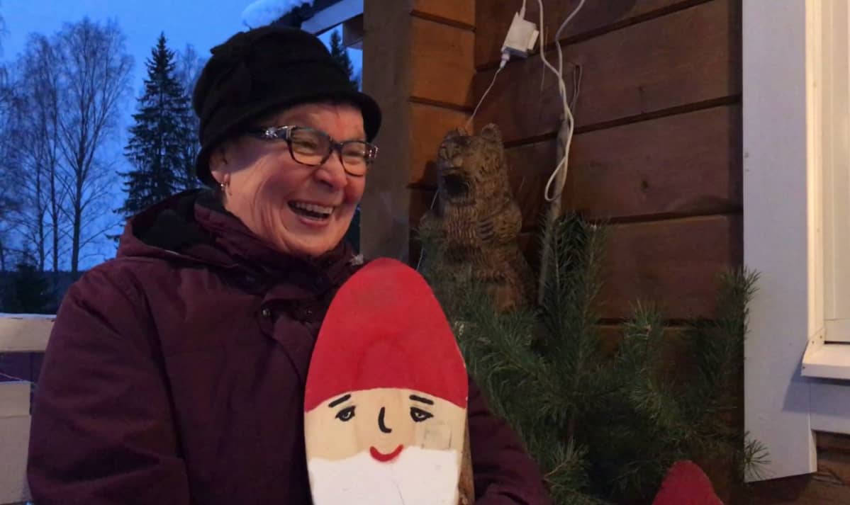 Nainen haastattelu hirsitalon terassilla