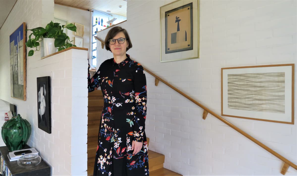 Christine ja Göran Schildtin säätiön toiminnanjohtaja Jennifer Dahlbäck Villa Skeppetin sisäportaikossa..