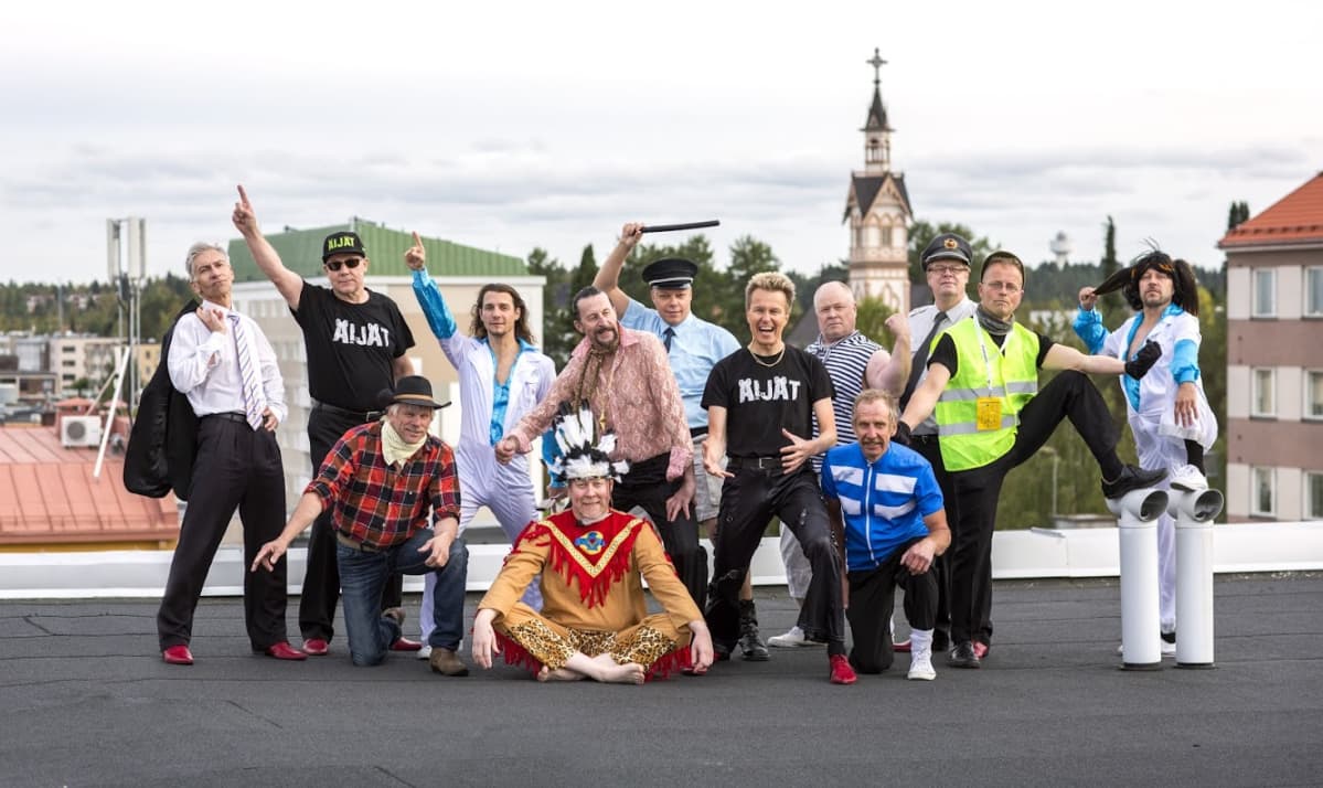 Kajaanilainen tanssiryhmä Äijät.