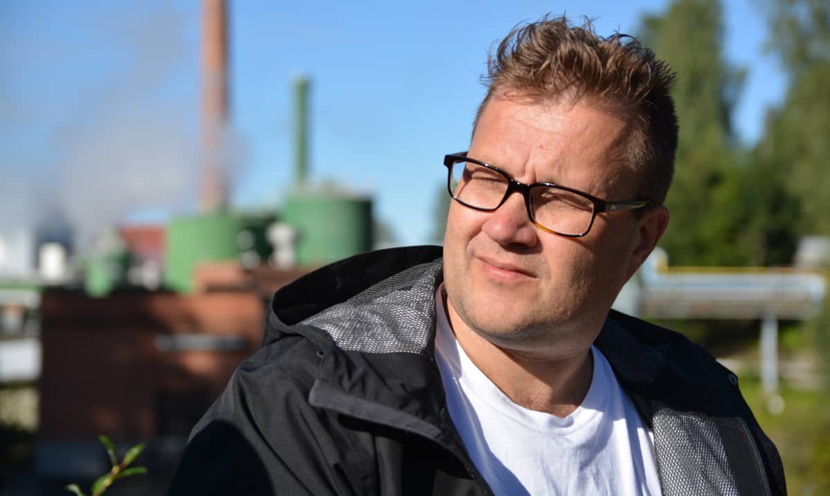 Mika Jämsä istuu Kyron paperitehtaan edustalla