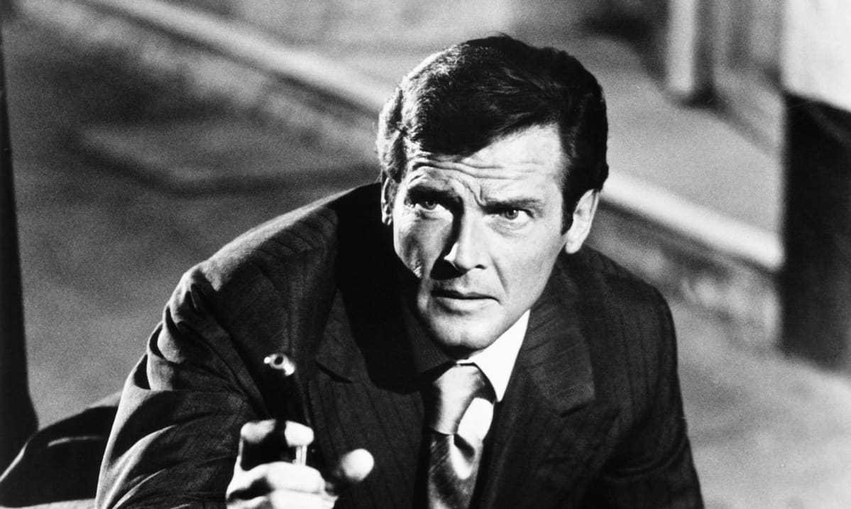 Roger Moore James Bondina elokuvassa 007 ja kultainen ase.