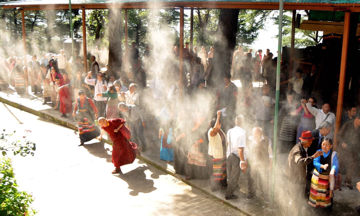 Tiibetiläiset juhlivat Dalai Laman syntymäpäivää Intiassa.