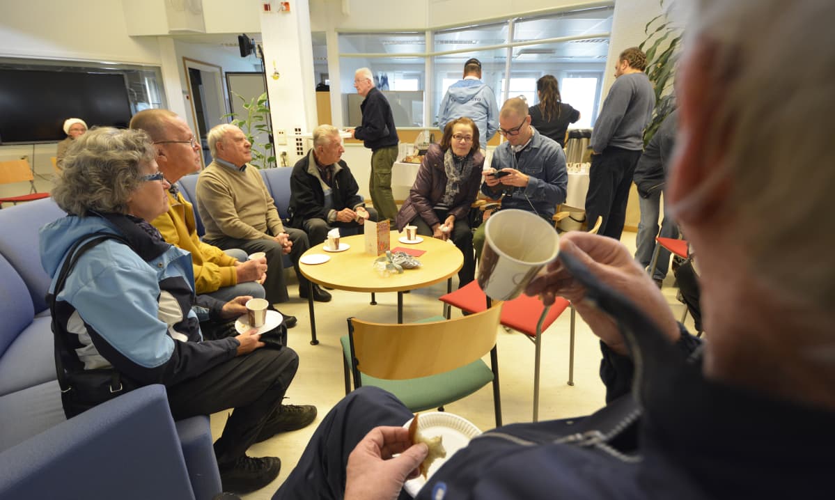 Ihmiset kahvittelevat Ylen toimituksessa.