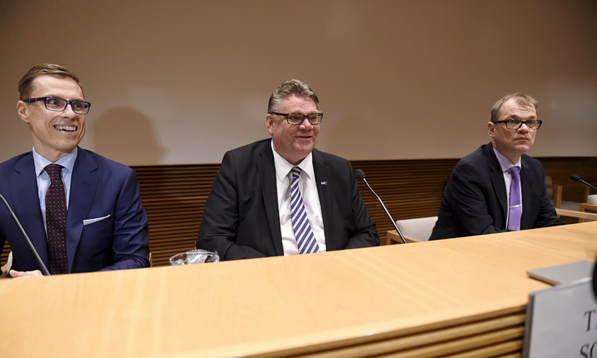 Vasemmalta, puolueiden puheenjohtajat, kokoomuksen Alexander Stubb, perussuomalaisten Timo Soini ja keskustan Juha Sipilä hallituspohjan tiedotustilaisuudessa eduskunnan Pikkuparlamentissa Helsingissä torstaina.