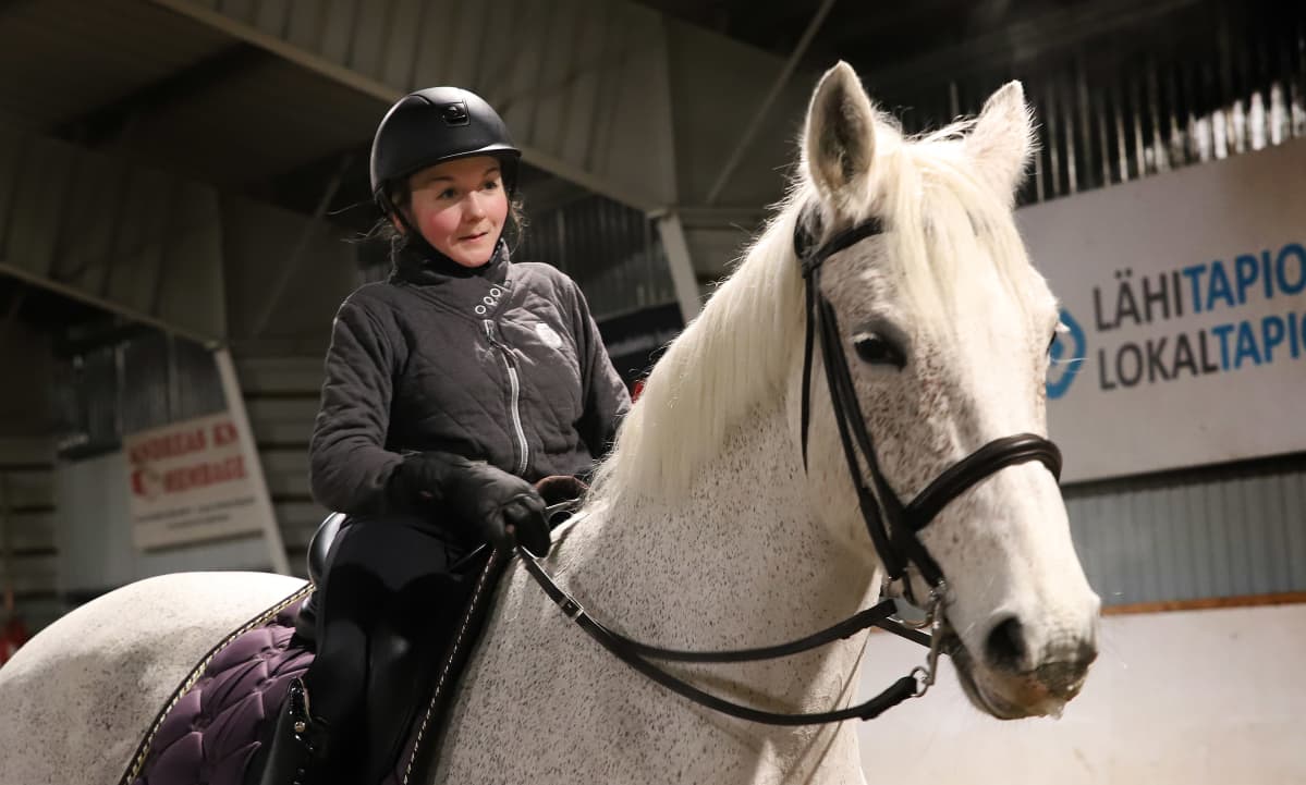 Sanna Koskiluhta hevosen selässä