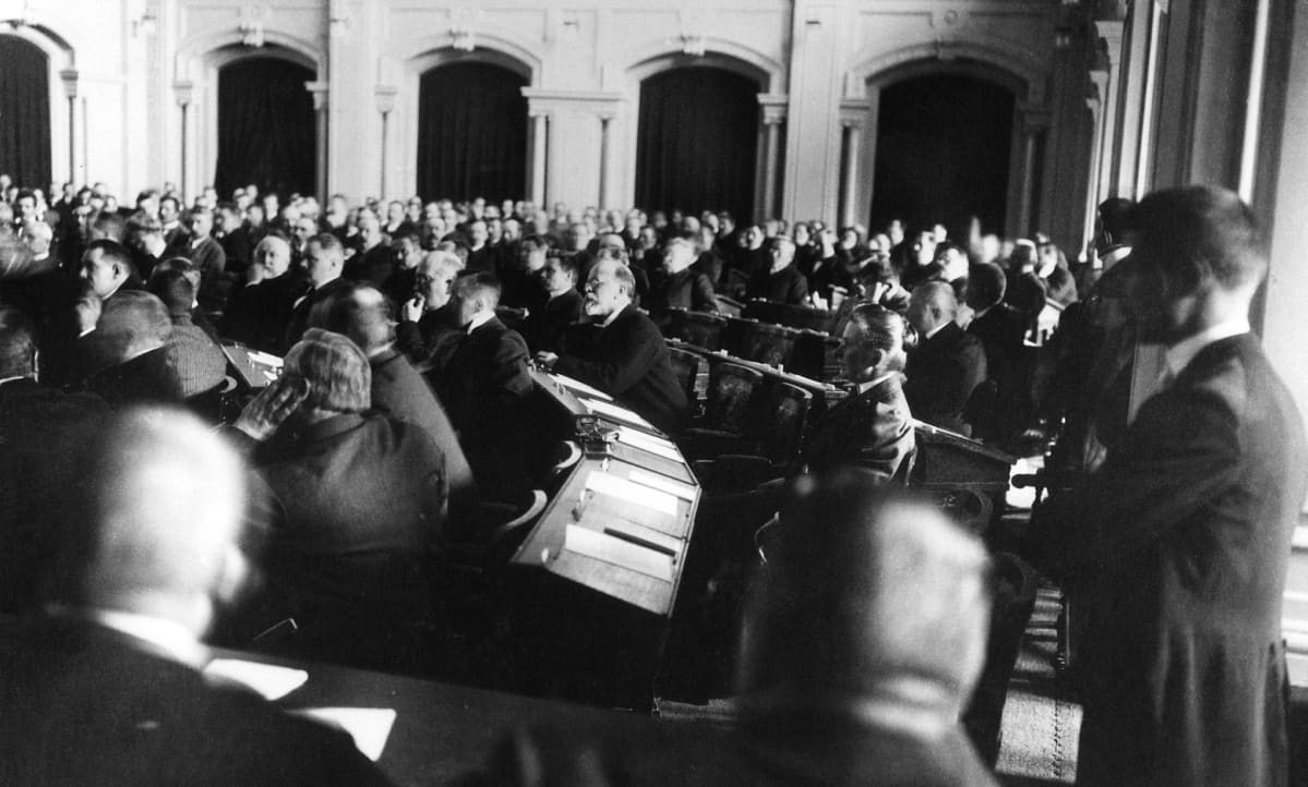 Ensimmäisten yksikamaristen valtiopäivien avajaisistunto 25.5.1907.