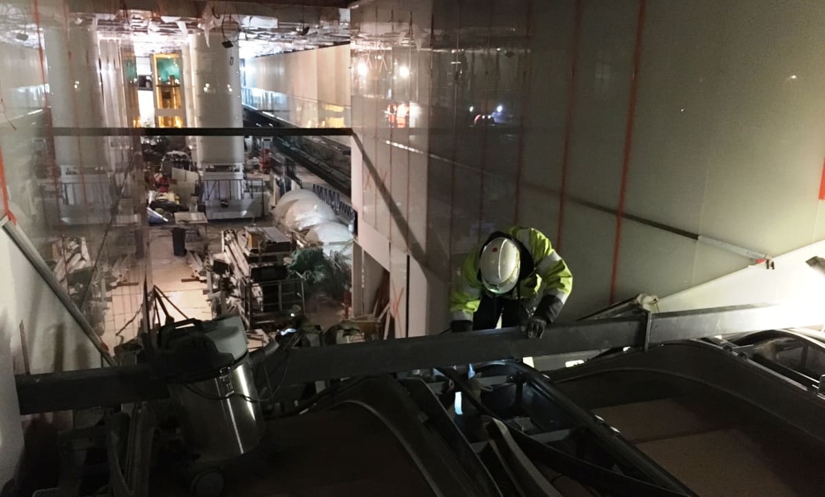 Liukuportaiden asennusta Tapiolan metroasemalla.
