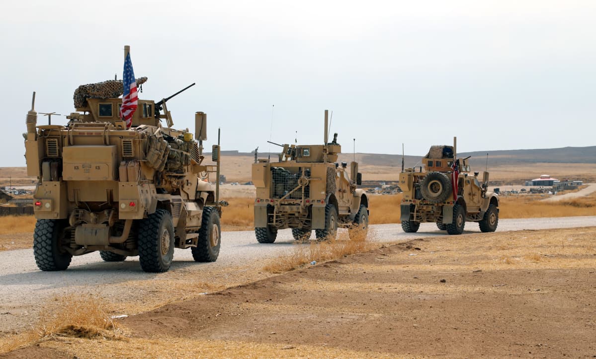 En amerikansk konvoj med ett hundratal fordon körde på måndagen över gränsen från nordöstra Syrien till nordvästra Irak