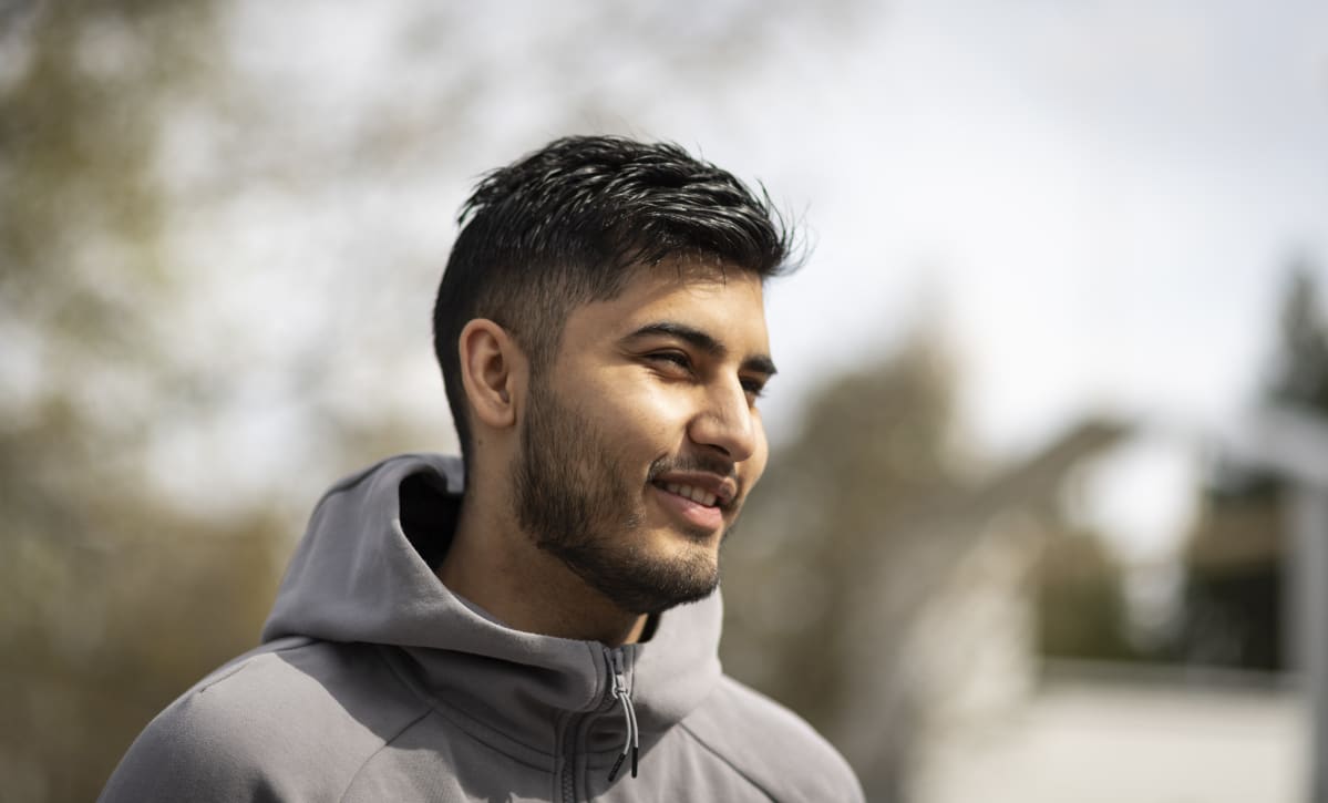 Työssään apulaismyymäläpäällikkönä Abdultawab Qaderzada on joutunut pohtimaan sitä, ettei tiedä kenellä liikkeeseen kävelevällä on korona. Hän pitää suojatumista tärkeänä, käsien desinfiointia ja käsineiden käyttämistä sekä huolehtii siitä, ettei liikkeessä ole liikaa asiakkaita.