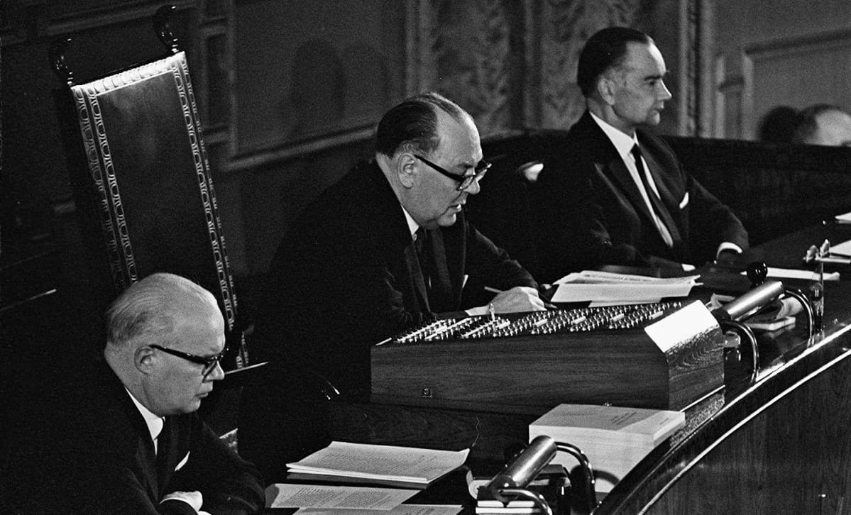 Eduskunnan sihteeri Olavi Salervo ja puhemies Karl-August Fagerholm eduskunnan istunnossa 1960-luvulla.