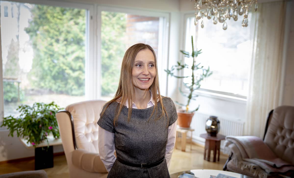 Huoneistokeskuksen ja SKV.n liiketoiminnanjohtaja Anu-Elina Hintsa espoolaisessa omakotialossa, joka on/oli myytävänä maaliskuussa 2020.