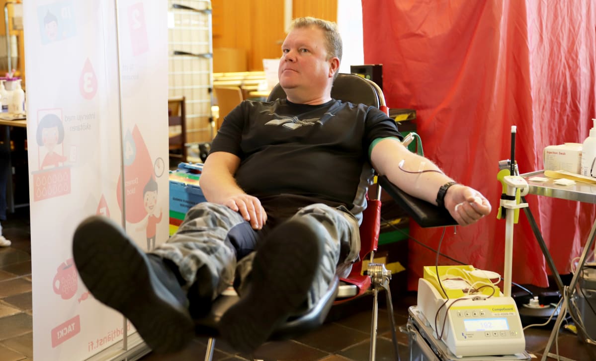 Tero Kuusela luovuttaa verta
