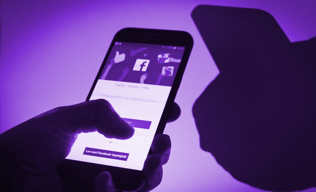 Facebook applikaatio auki puhelimessa.
