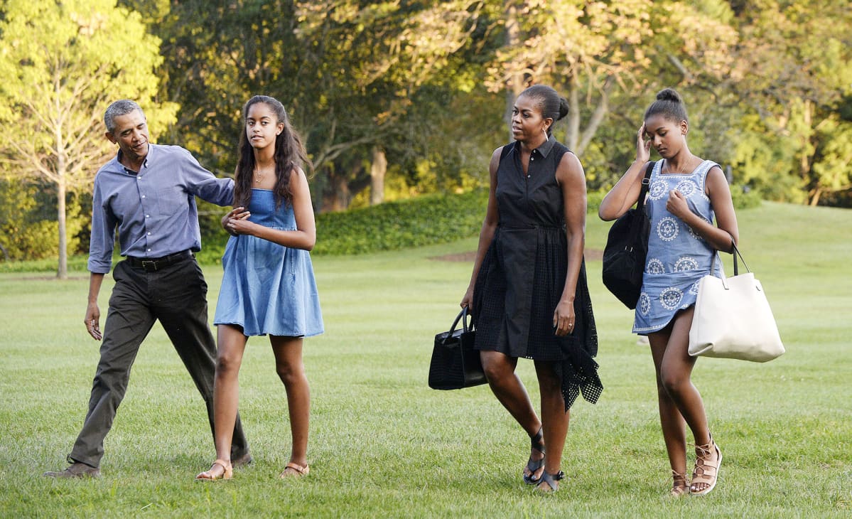 Barack Obama perheensä kanssa valkoisen talon pihalla.
