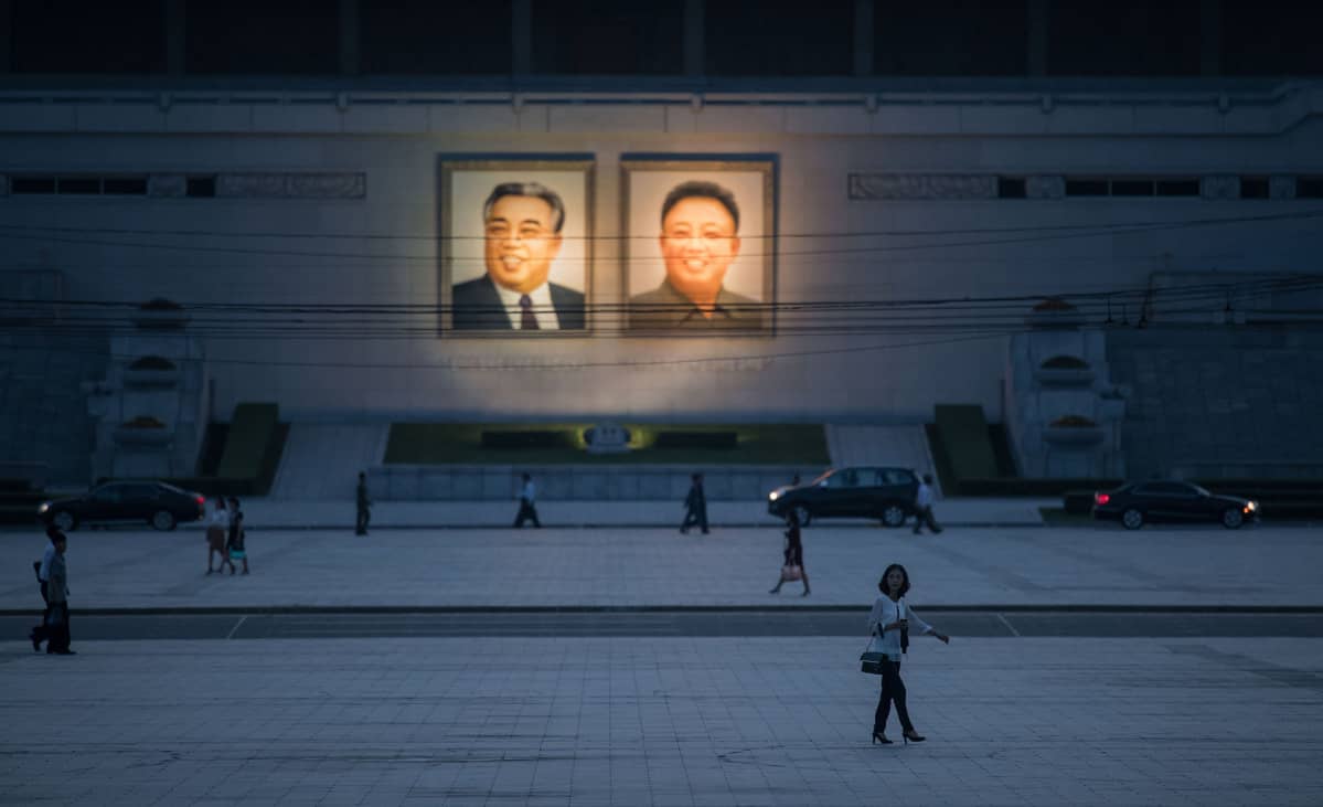 Katunäkymä Pjongjangissa 12. kesäkuuta - taustalla entisten Pohjois-Korean johtajien Kim Il Sung:n (vas.) ja Kim Jong Il:n kuvat.