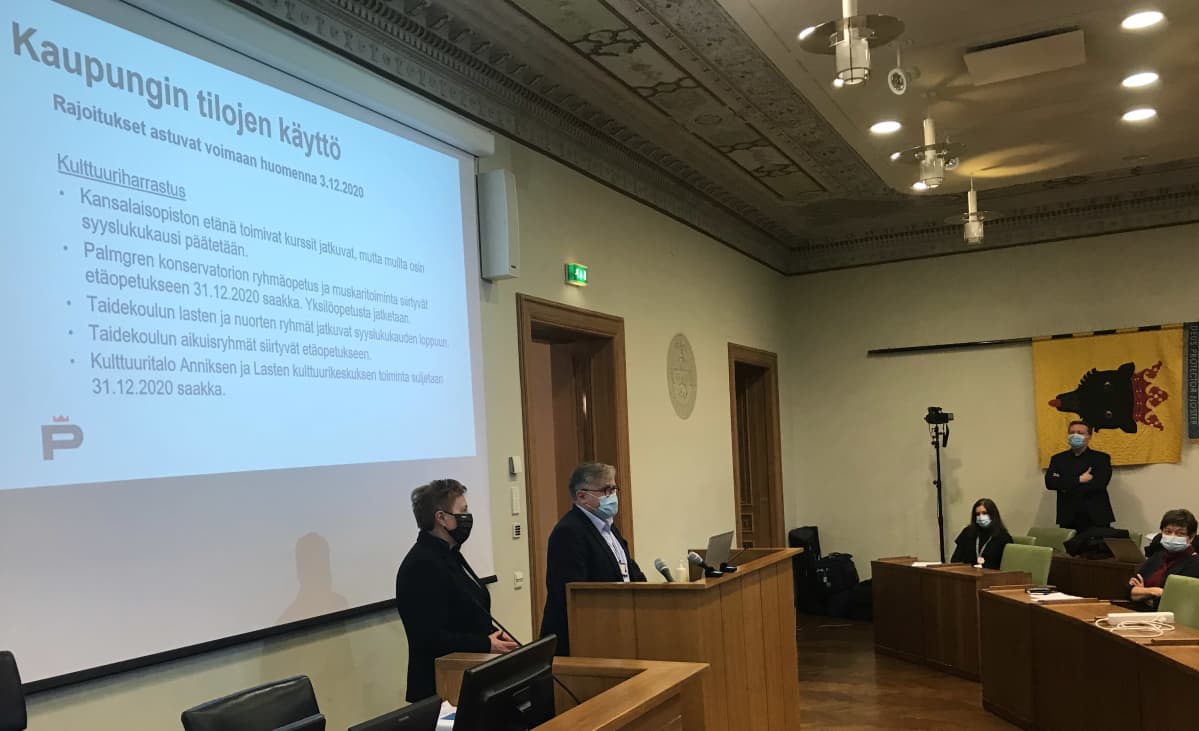 Porin kaupunginjohtaja Aino-Maija Luukkonen ja sivistystoimialan johtaja Esa Kohtamäki tiedotustilaisuudessa 2.12.2020.